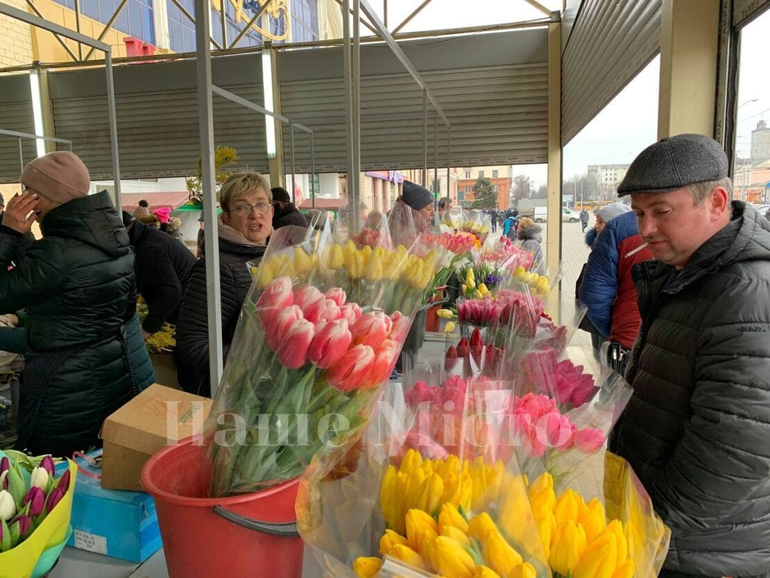 8 марта в Днепре: на «Озерке» очереди за цветами – новости Днепра