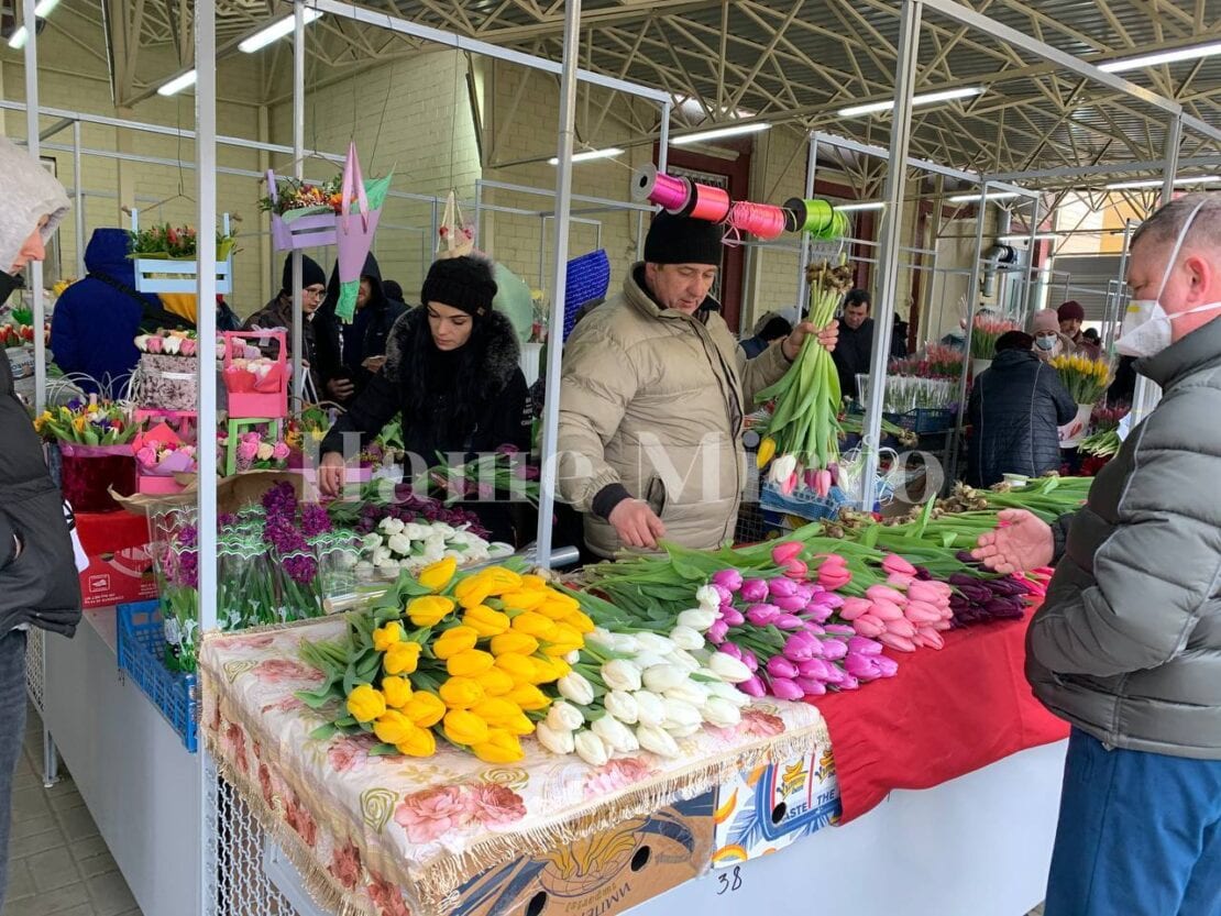 8 марта в Днепре: на «Озерке» очереди за цветами – новости Днепра