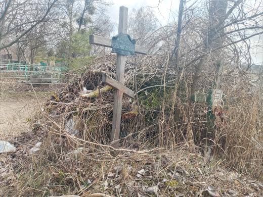 Под Днепром мусором забросали старые могилы
