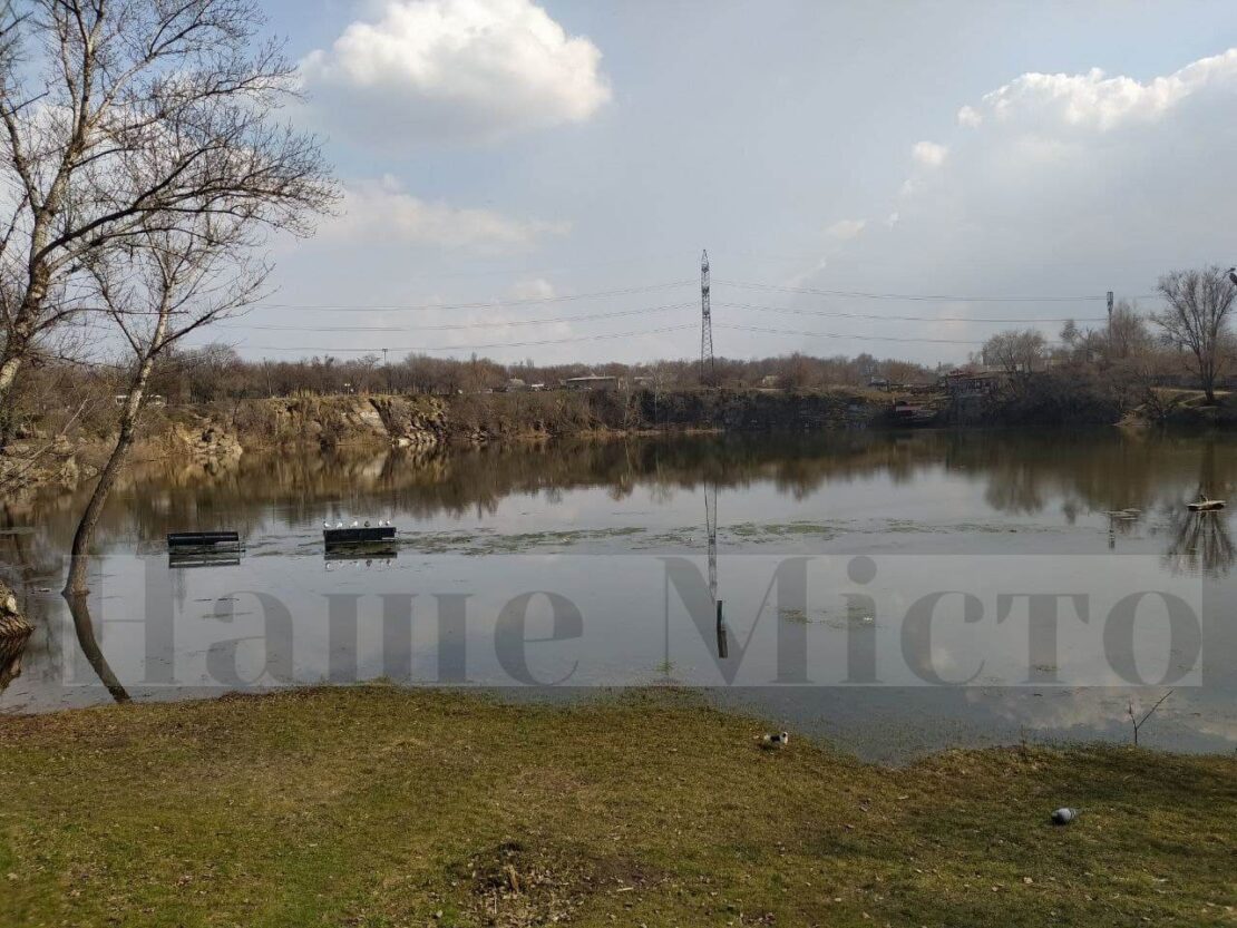 Лавочки теперь для голубей и уток: в Днепре на ж/м Красный Камень карьер вышел из берегов (фото)