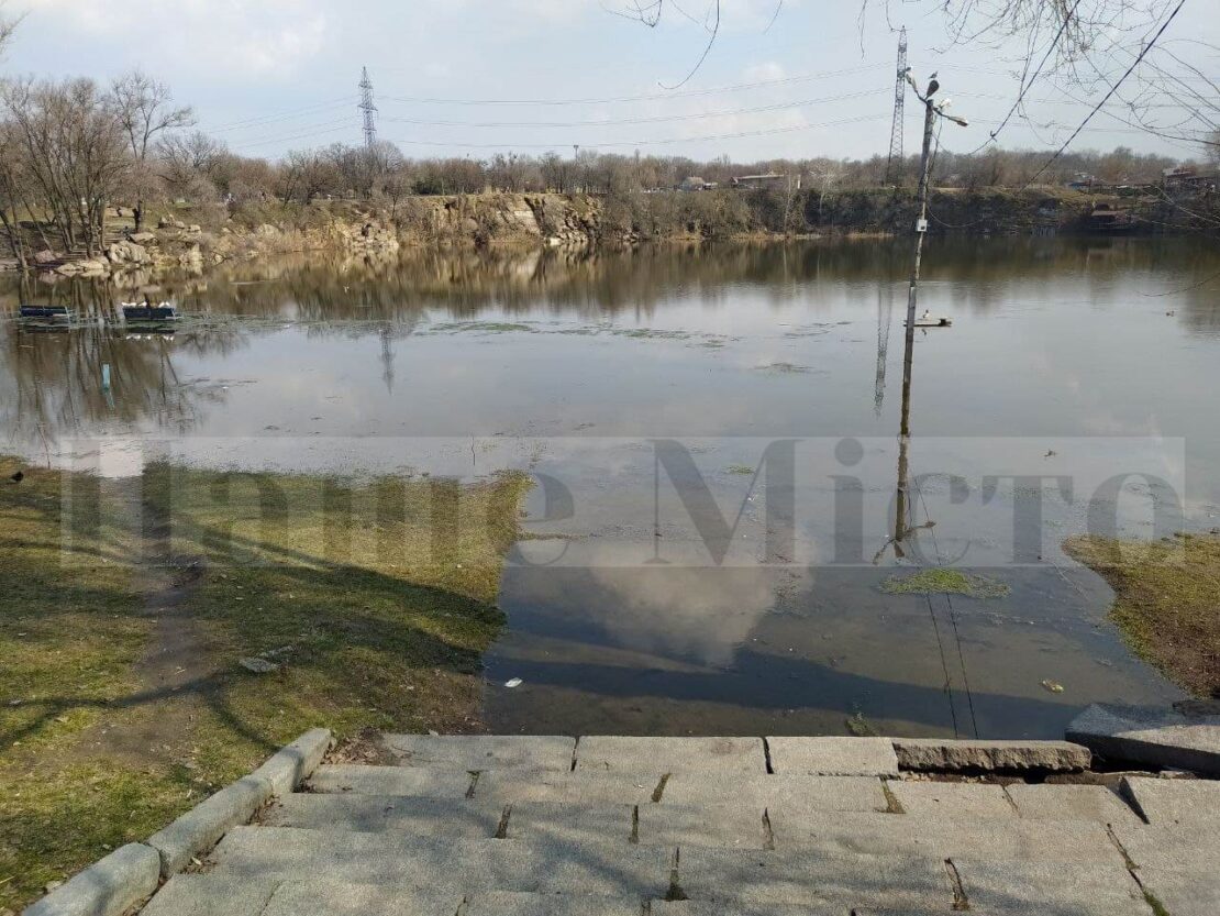 Лавочки теперь для голубей и уток: в Днепре на ж/м Красный Камень карьер вышел из берегов (фото)