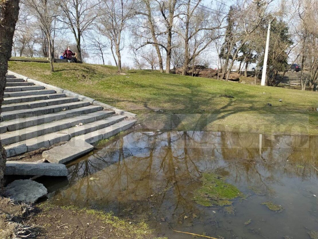 Лавочки теперь для голубей и уток: в Днепре на ж/м Красный Камень карьер вышел из берегов (фото)