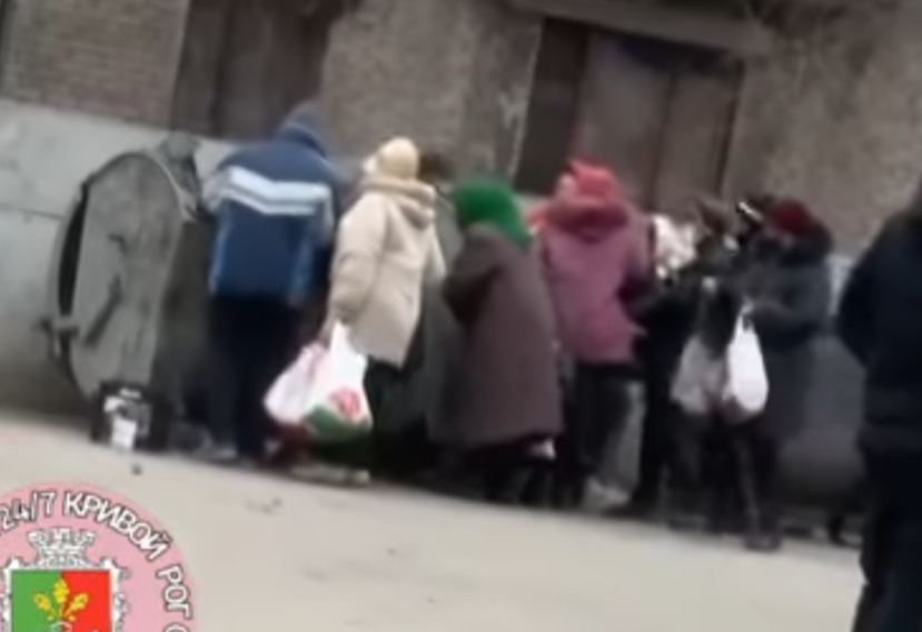В Кривом Роге пенсионеры потрошили мусорный бак – новости Днепра
