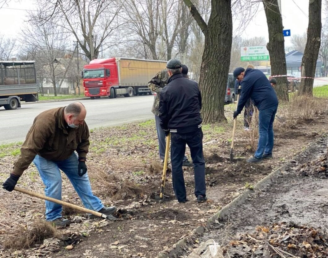 В сквере им. В. Клюева провели День окружающей среды – новости Днепра
