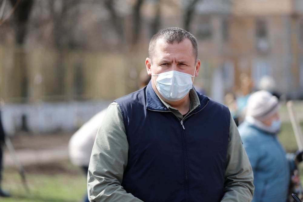 Борис Филатов высаживает деревья
