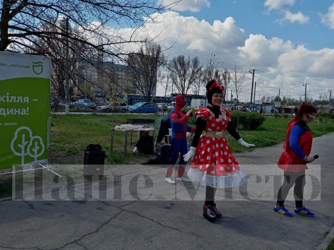 В Днепре на ж/м Каменский местные жители устроили масштабный субботник (фото, видео)