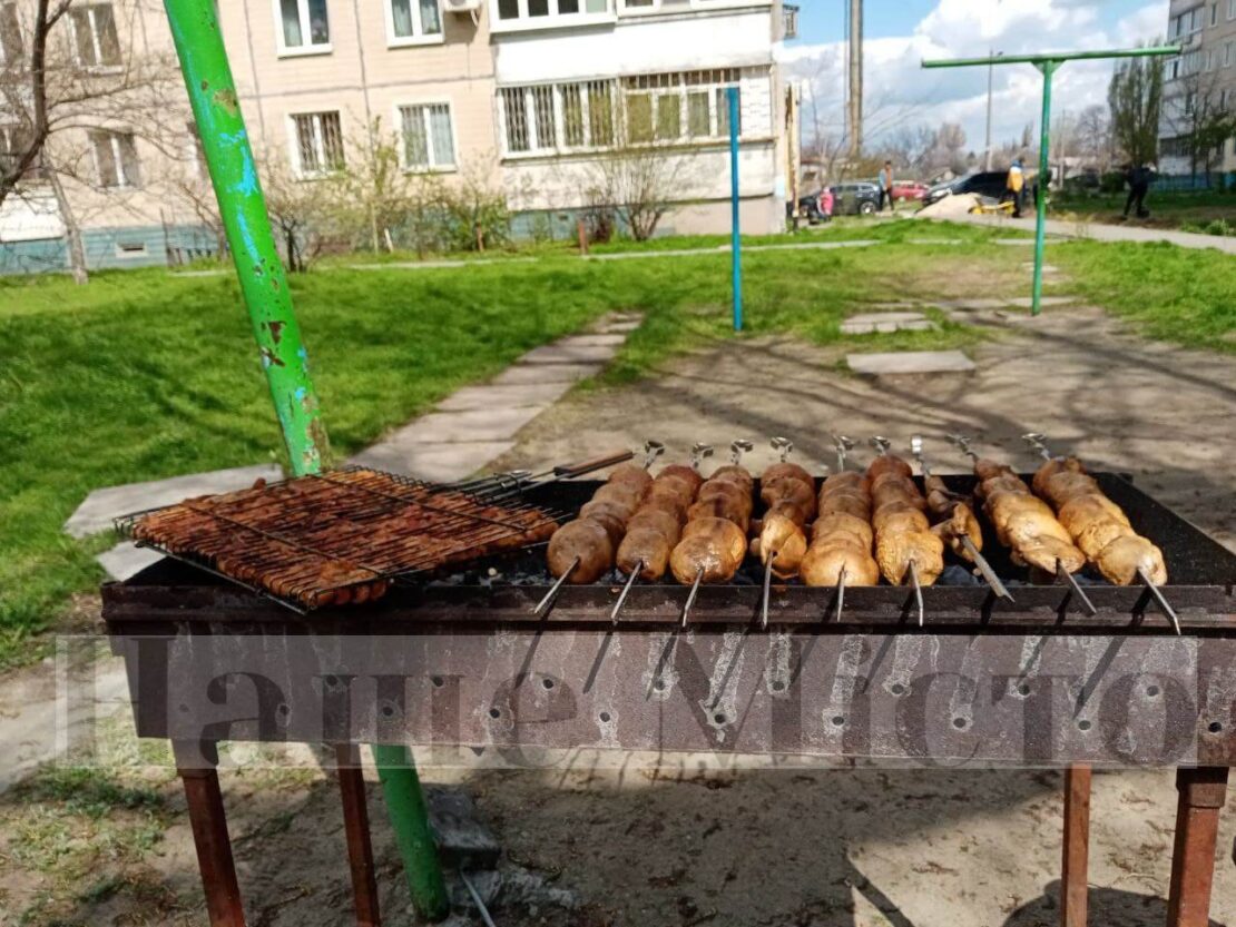 В Днепре на ж/м Каменский местные жители устроили масштабный субботник (фото, видео)