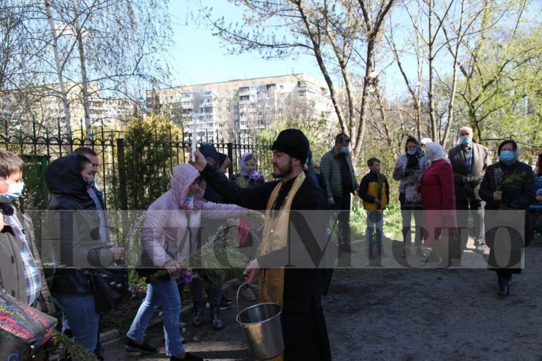 В Днепре горожане активно освящают вербу под присмотром полиции (Фото)
