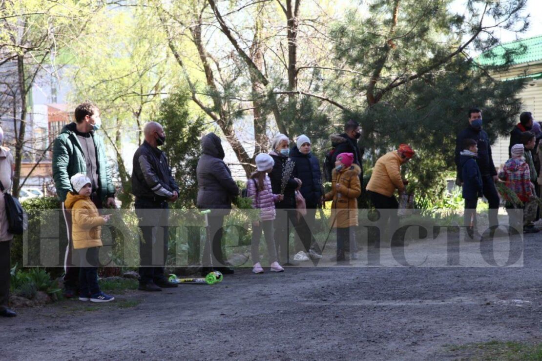 В Днепре горожане активно освящают вербу под присмотром полиции (Фото)