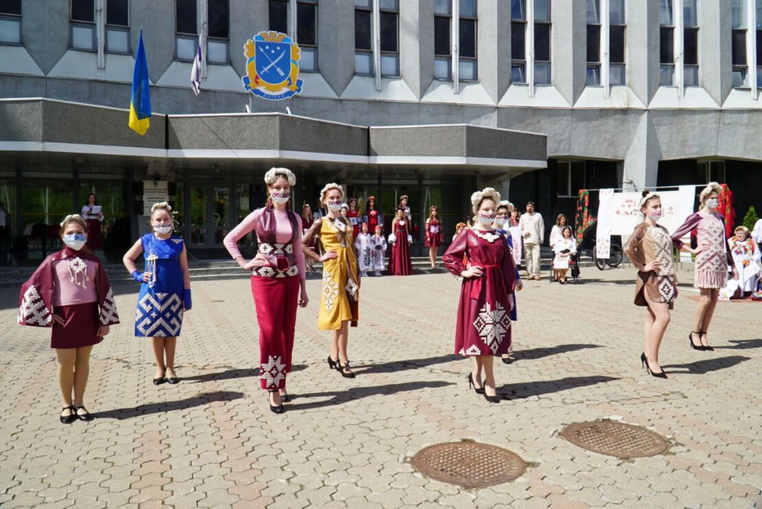 Всемирный день вышиванки: показ мод и вышивание под открытым небом возле горсовета Днепра