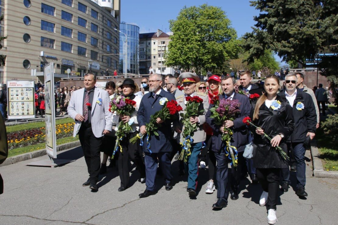 В Днепре Вилкул вместе с горожанами возложил цветы к монументу Вечной славы и поздравил всех с Днем Победы