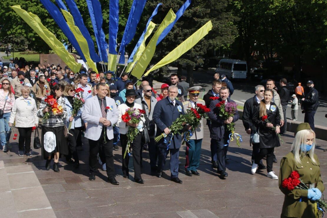 В Днепре Вилкул вместе с горожанами возложил цветы к монументу Вечной славы и поздравил всех с Днем Победы
