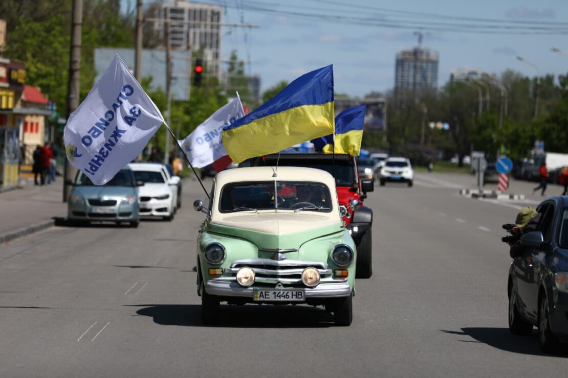 Автоколонна длиной 2 км: в Днепре прошел автопробег ОПЗЖ «Спасибо за Победу! Спасибо за жизнь!»