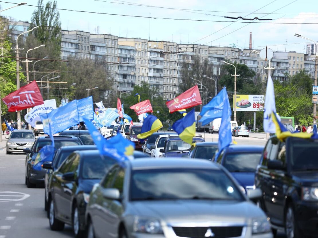 Автоколонна длиной 2 км: в Днепре прошел автопробег ОПЗЖ «Спасибо за Победу! Спасибо за жизнь!»