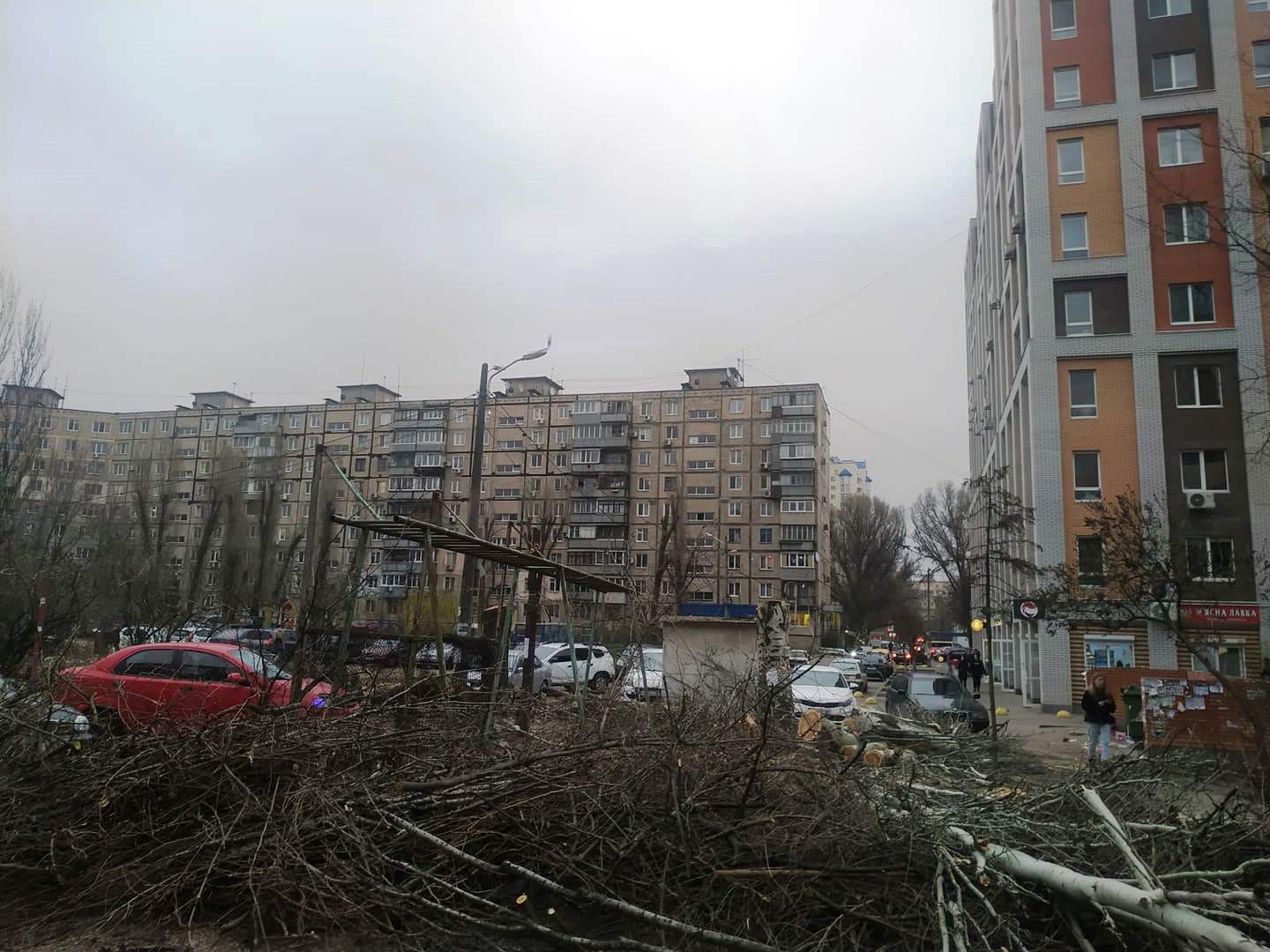 В Днепре у жителей общежития отжали двор: причем здесь гаражи "Слуги народа"