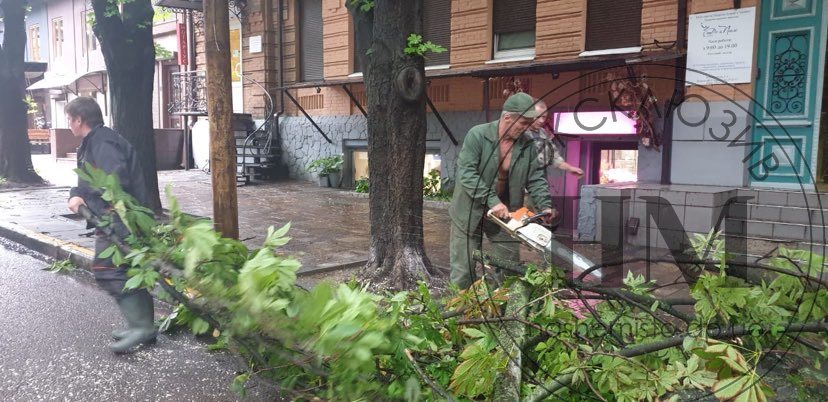 Коммунальные службы ликвидируют последствия непогоды – новости Днепра