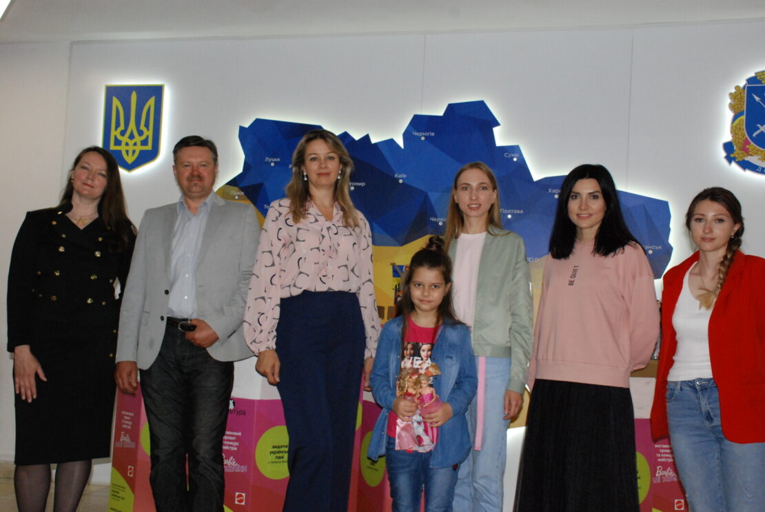 У холі Дніпровської міськради відкрили виставку ляльок «Barbie: пані України»