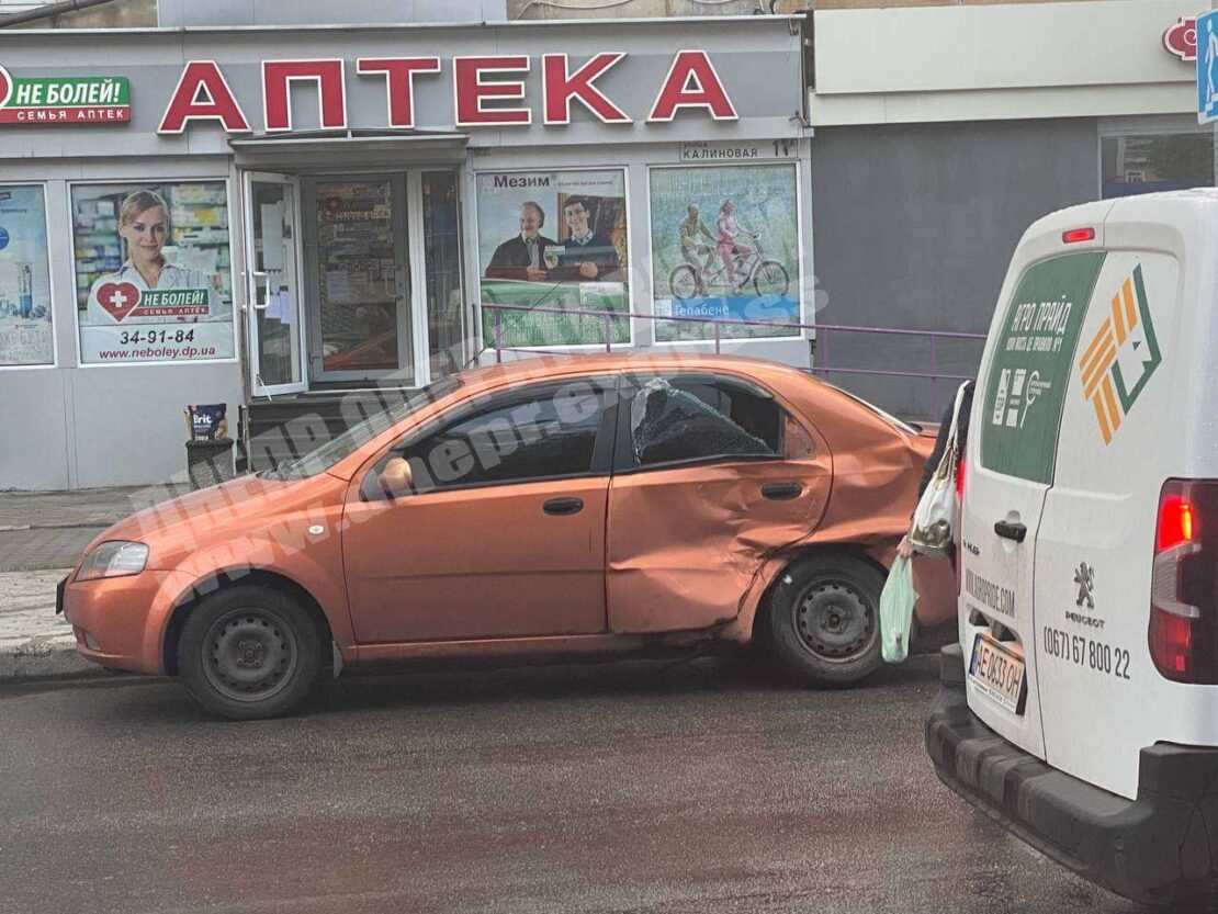 Авто развернуло от удара: в Днепре на Слобожанском проспекте тройное ДТП (видео момента)