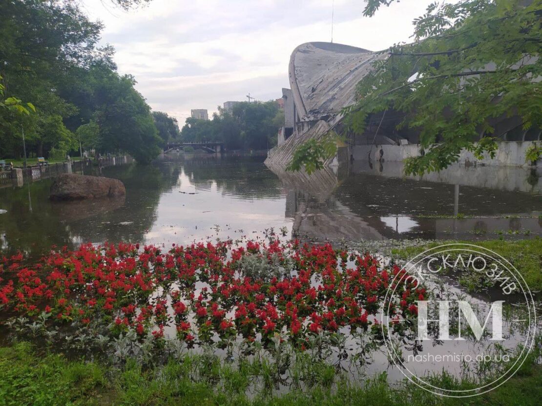 В парке Глобы затопило клумбы (Фото) – новости Днепра