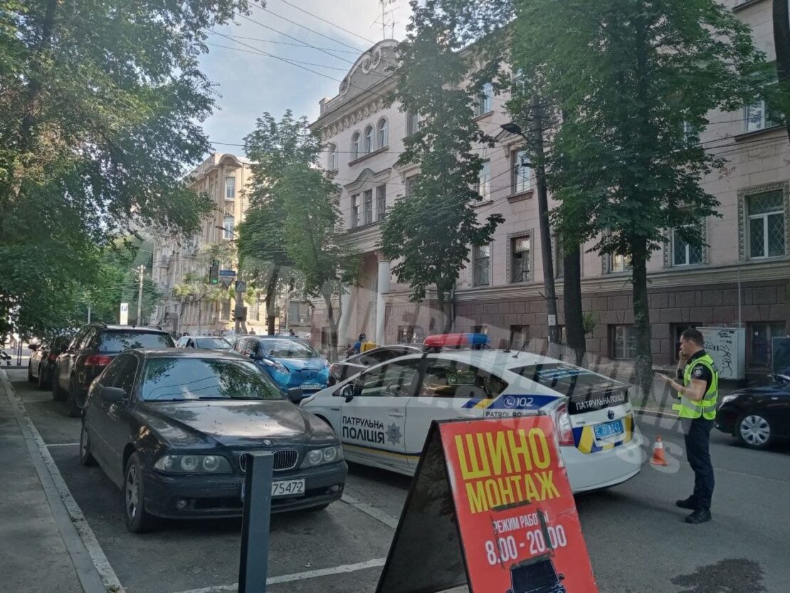 В Днепре у такси Opti лопнуло колесо: пострадал ребенок и взрослый (фото) 