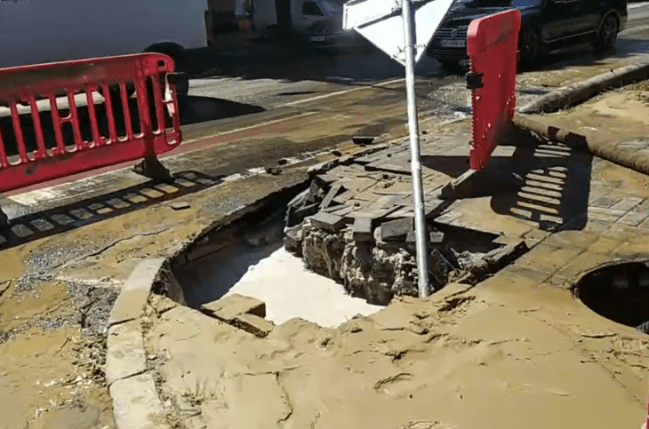 Девушка провалилась в яму с водой - новости Днепра