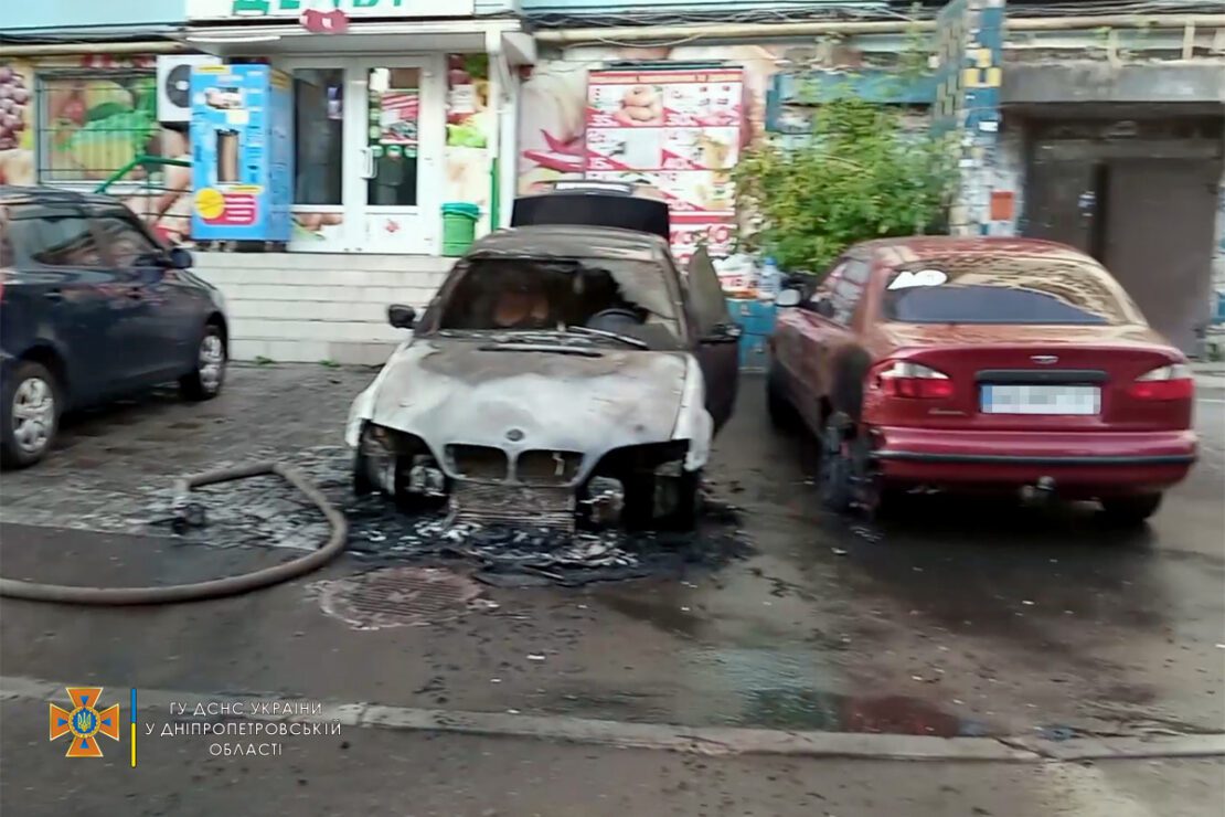 Неизвестный поджег несколько автомобилей - новости Днепра