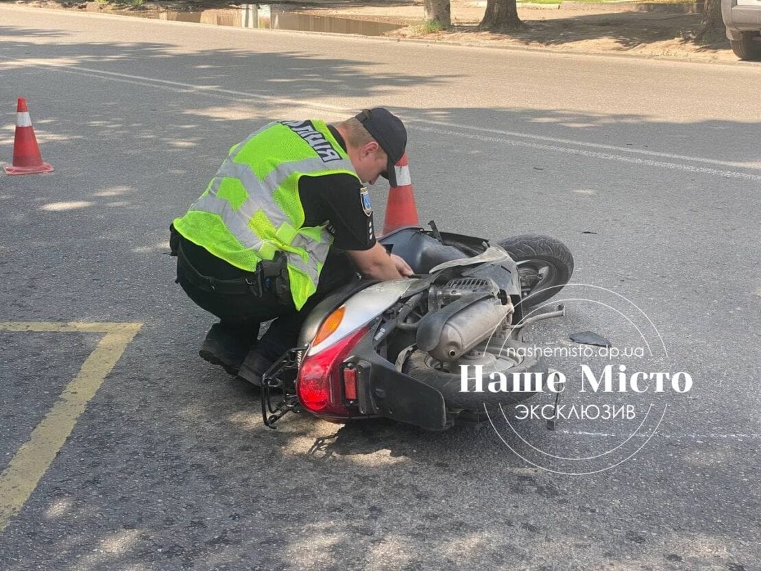 Uklon сбил парня на мопеде (Фото) - новости Днепра