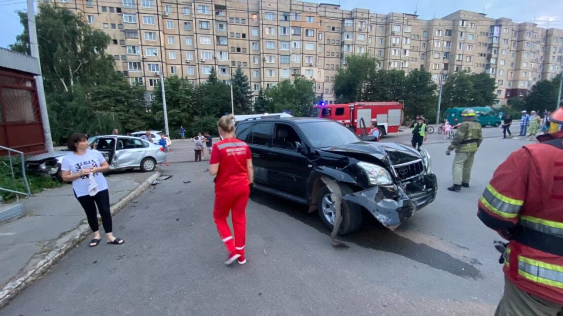 Жесткое ДТП под Днепром: водитель Toyota протаранил 2 авто, есть пострадавшие (фото)