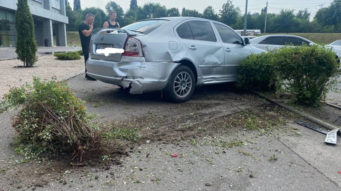 В Кривом Роге грузовик влетел в "Ашан" - новости Днепра