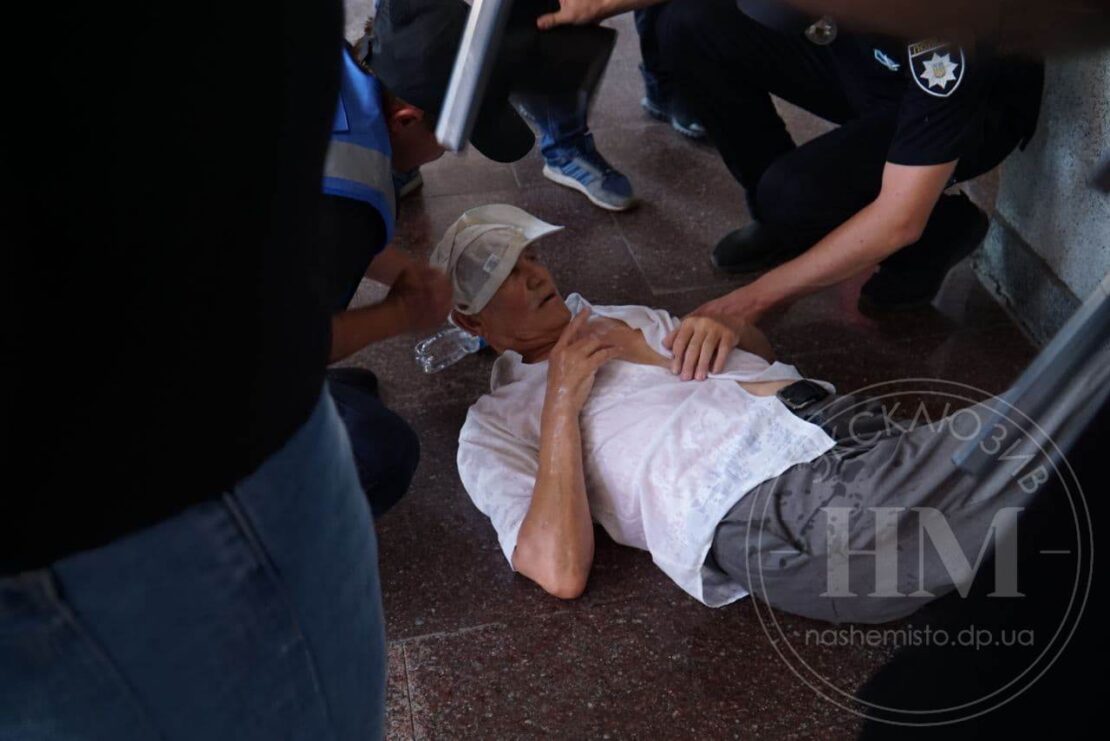 Видео, как бабушки Краснова получают зарплату - новости Днепра