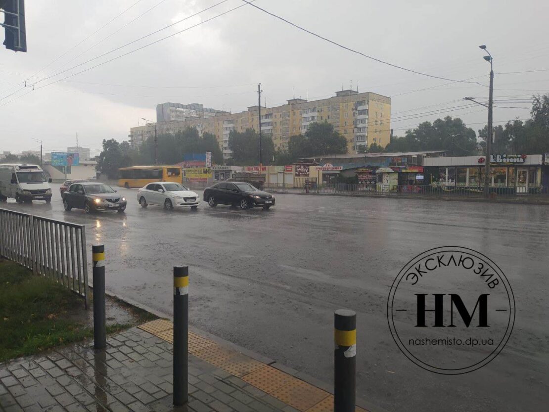 Днепр накрыла гроза со шквалистым ветром (Фото)