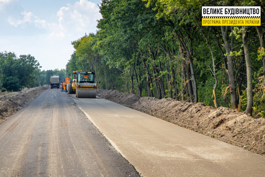 На Дніпропетровщині ремонтують ділянку дороги Кам’янське-Жемчужне