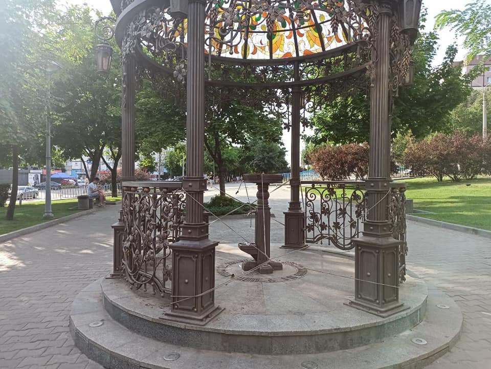 В Днепре на ж/м Левобережный-3 вандалы сломали бювет (фото)