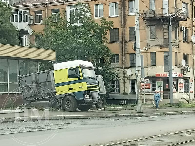 Фура на скорости вылетела на тротуар: подробности ДТП в Днепре на Мазепы