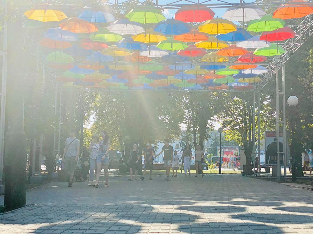 В Покрове появилась "Аллея парящих зонтиков" - новости Днепра