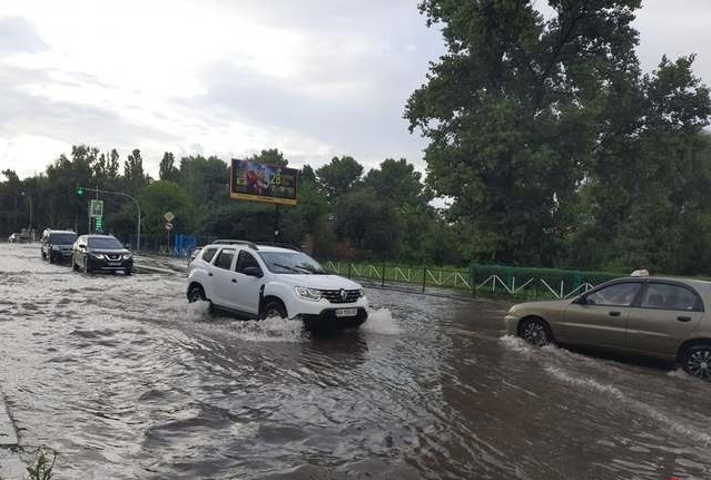 В Западной Украине затопило города и села: когда ждать непогоду в Днепре (Фото)