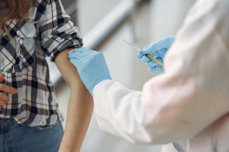 Вакцинация школьного персонала в Днепре: статистика