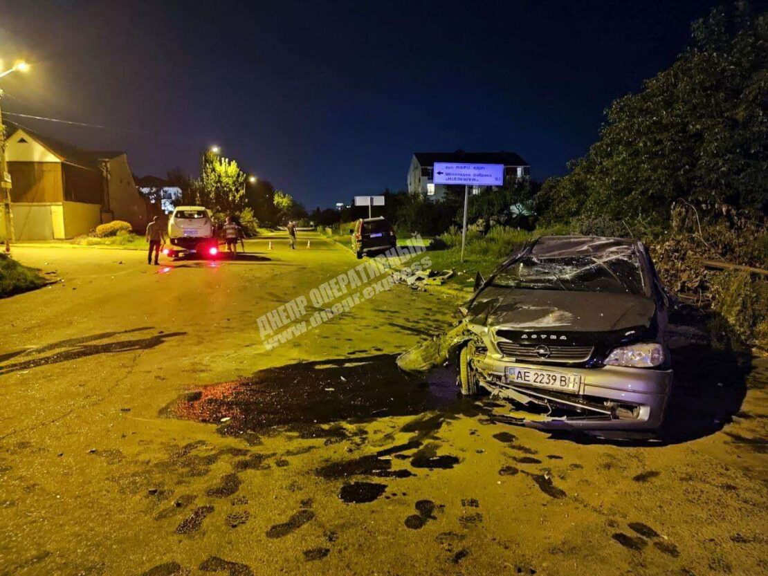 Жесткое ДТП в Днепре с «перевертышем»: столкнулись Opel и Nissan, есть пострадавшие 