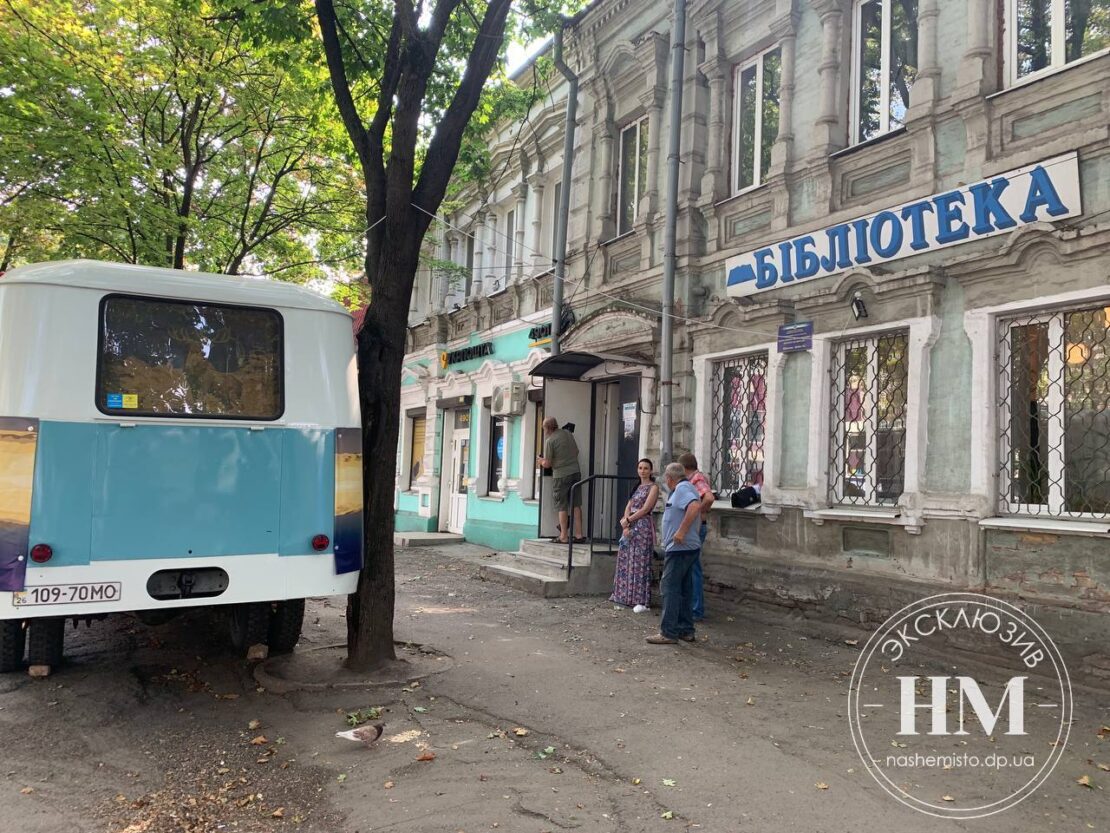 В прошлое с ветерком: в Днепре запустили «библиотеку на колесах» (Фото)