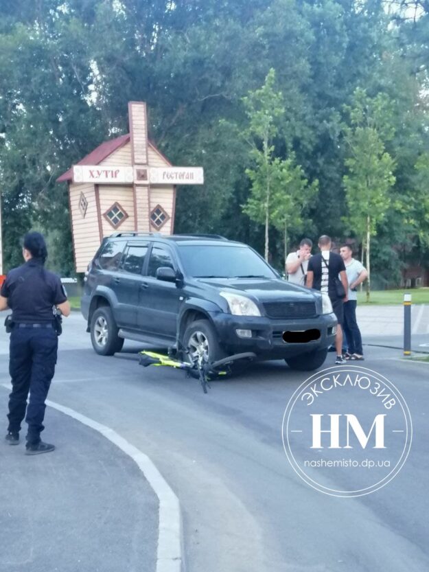 В Днепре на набережной внедорожник наехал на велосипедиста (Фото)