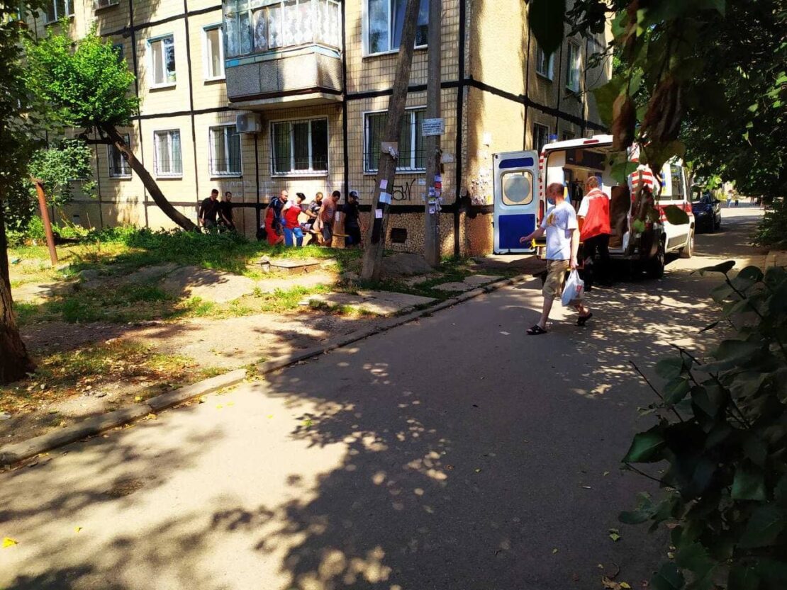 Молодая женщина выпала из окна высотки (Фото) - новости Днепра