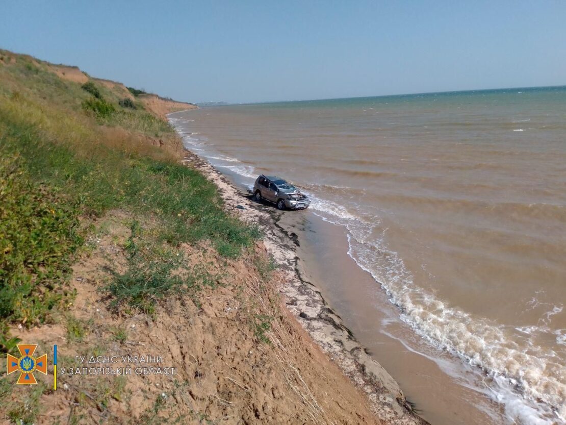 На Азовском море внедорожник слетел с 15-метрового обрыва (Фото)