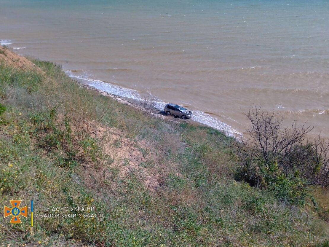 На Азовском море внедорожник слетел с 15-метрового обрыва (Фото)