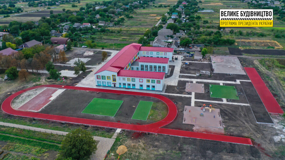У Карпівці завершують реконструкцію шкільного стадіону