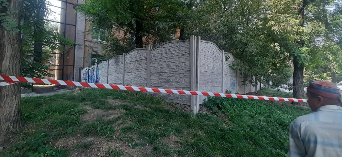 Возле «Озерки» жители настроили «царь-заборов»  - новости Днепра