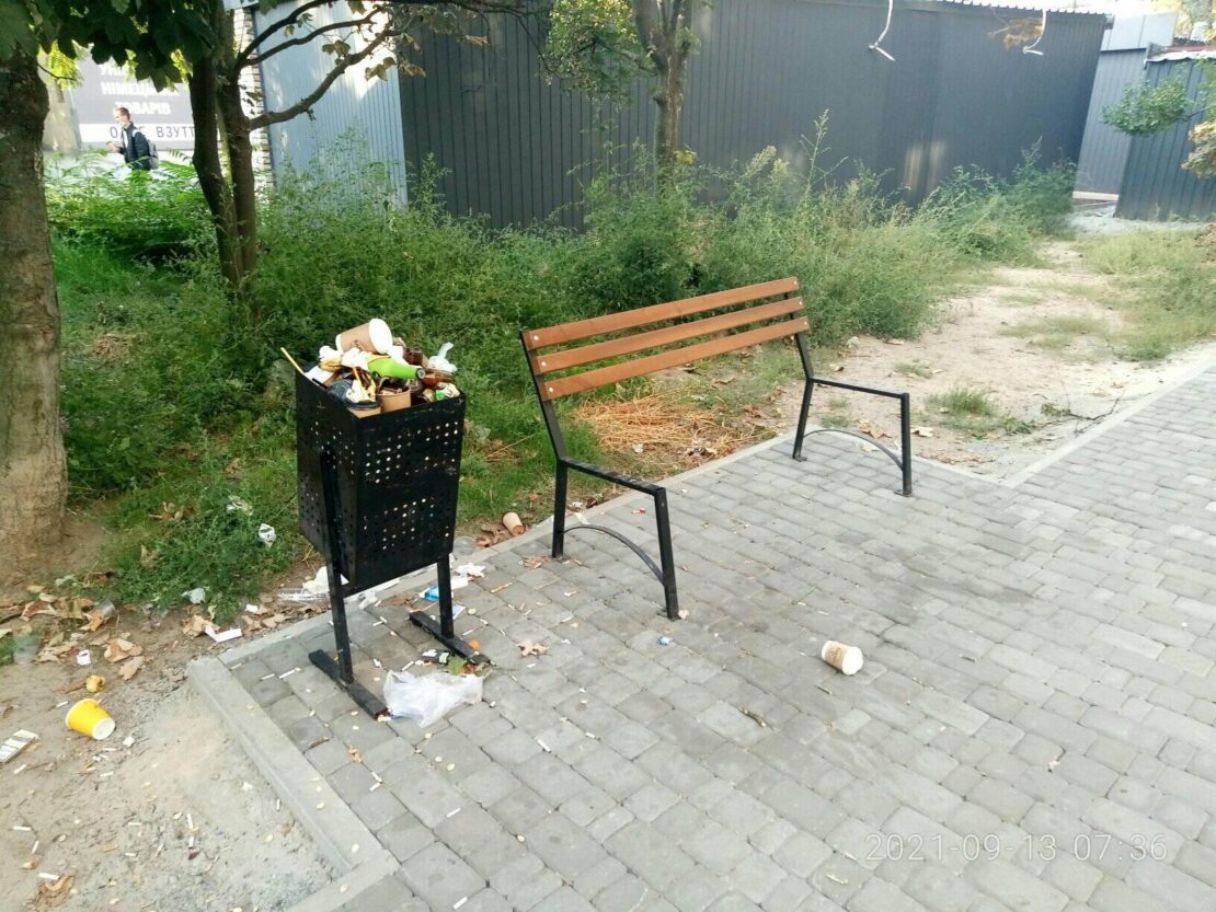 Новый сквер на Слообожанском разбирают на запчасти - новости Днепра
