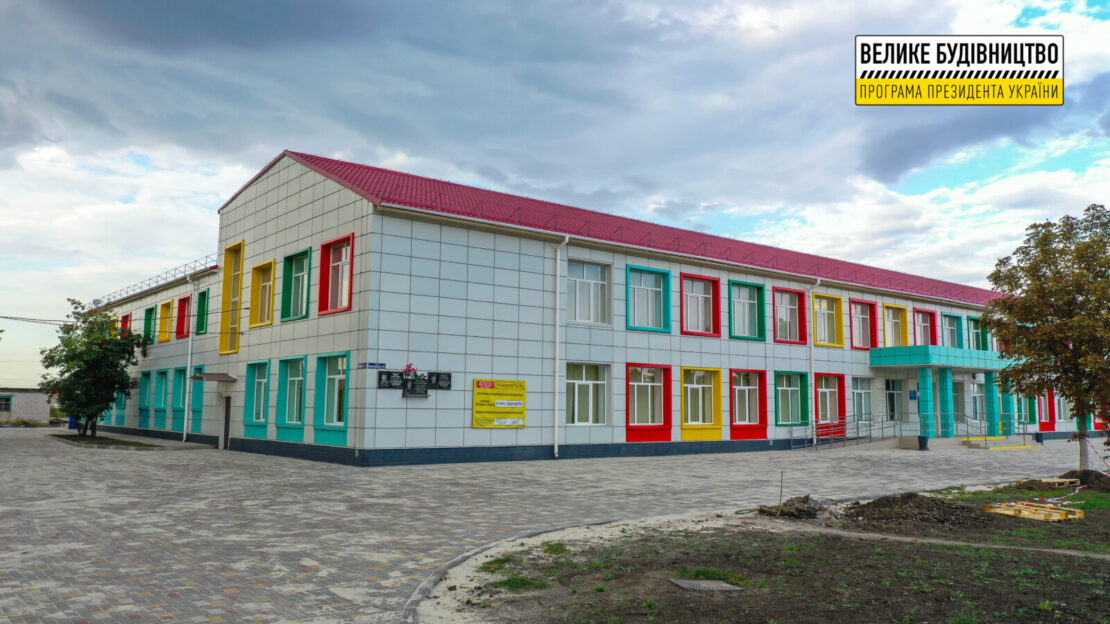 У Карпівці завершують реконструкцію шкільного стадіону