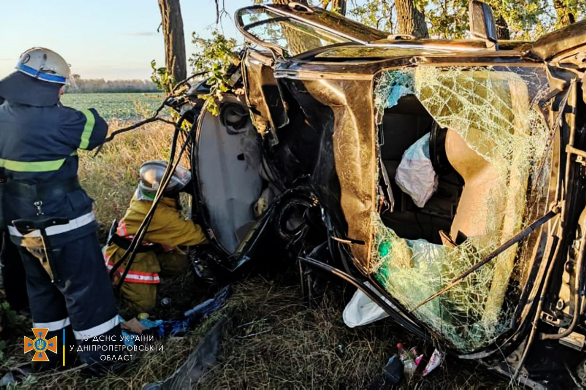 Авто превратилось в смятую банку: под Днепром «BMW» слетело с дороги и врезалось в дерево, водитель погиб