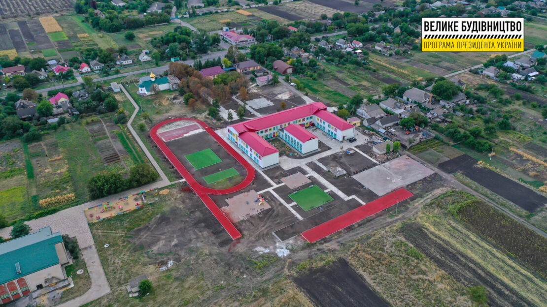 У Карпівці завершують реконструкцію шкільного стадіону