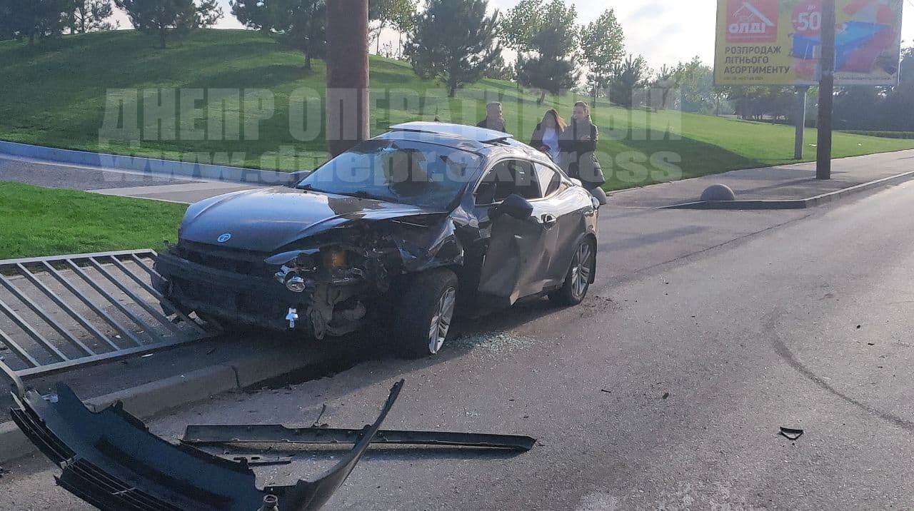 Жесткое ДТП в Днепре возле яхт-клуб "Січ": Tiburon влетел в Honda, пострадало два человека (видео момента)